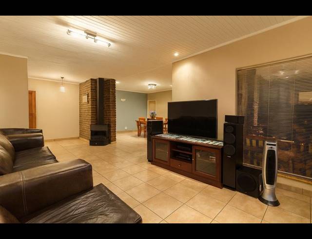 6 BEDROOM HOUSE FOR SALE IN HENNOPSPARK